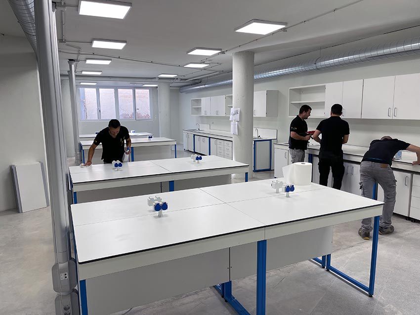 Montaje e instalación de mobiliario técnico en laboratorios